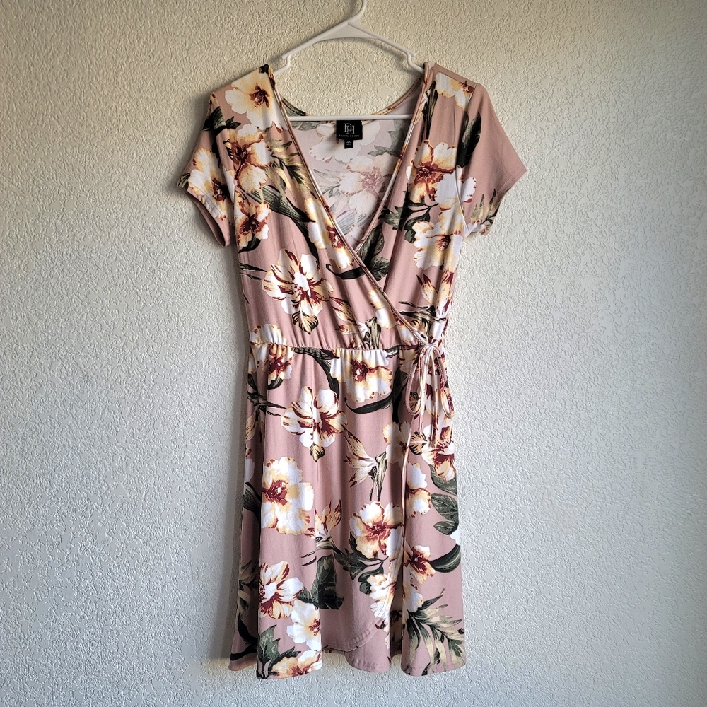 Derek Heart Deep plunge V-Neck Medium M Faux Wrap Tan Floral print Mini Sundress